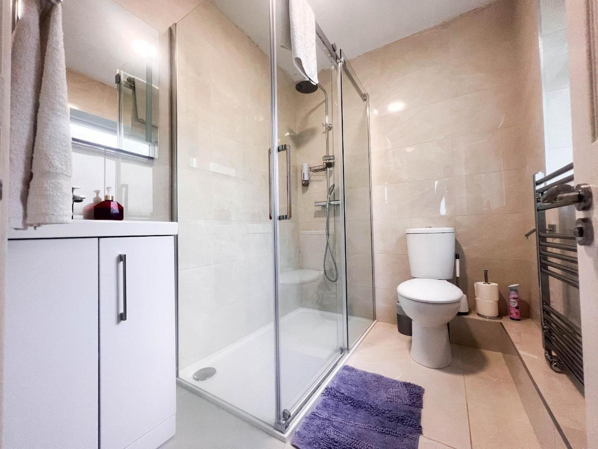 Location,4-br House,churchill Square Car Park & Sea-2 Min, Conference Centre 3 Min, Shops, Restaurants, I-360, Pier - Walking Distance * Brighton