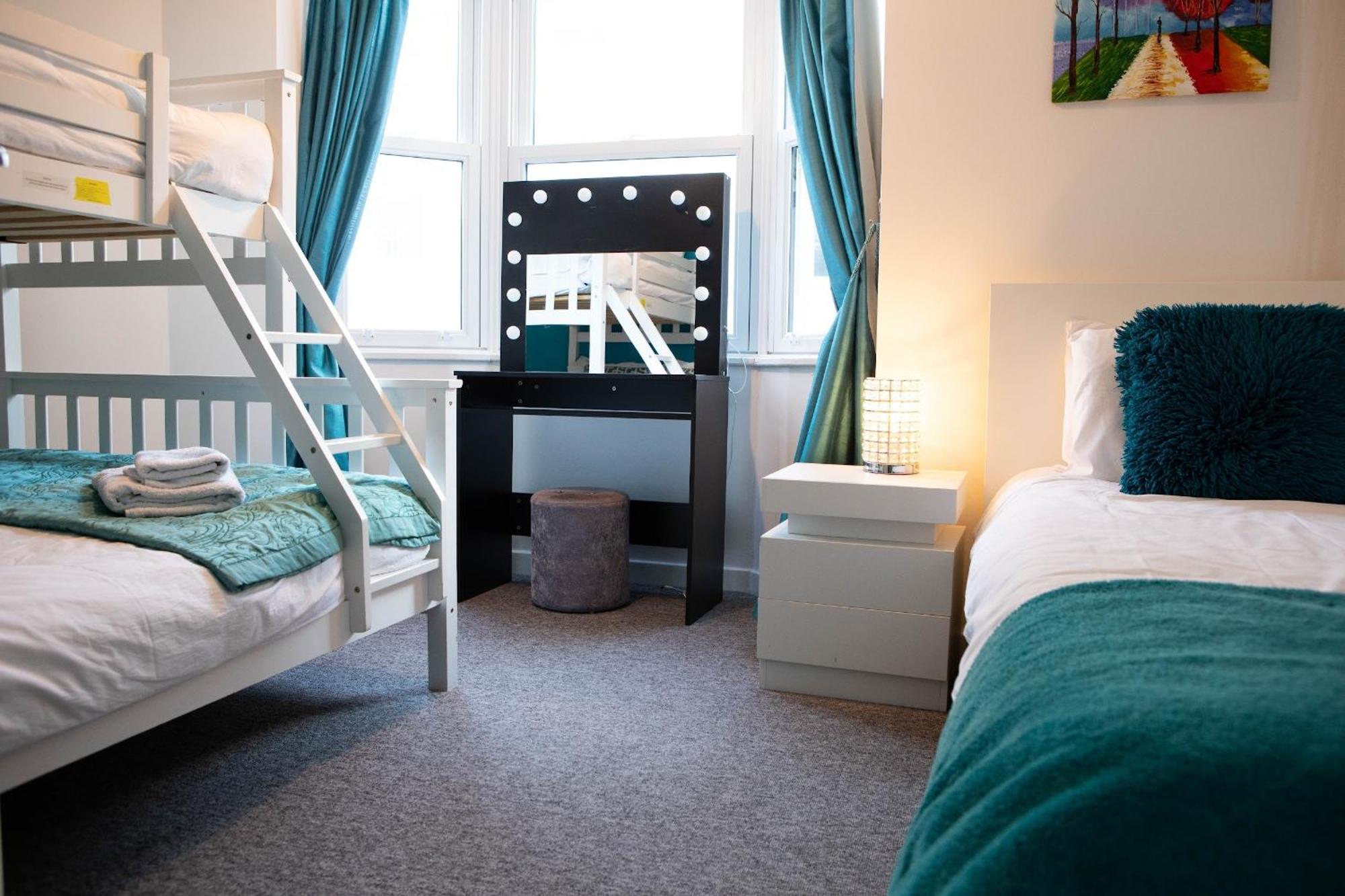 Location,4-br House,churchill Square Car Park & Sea-2 Min, Conference Centre 3 Min, Shops, Restaurants, I-360, Pier - Walking Distance Apartamento *