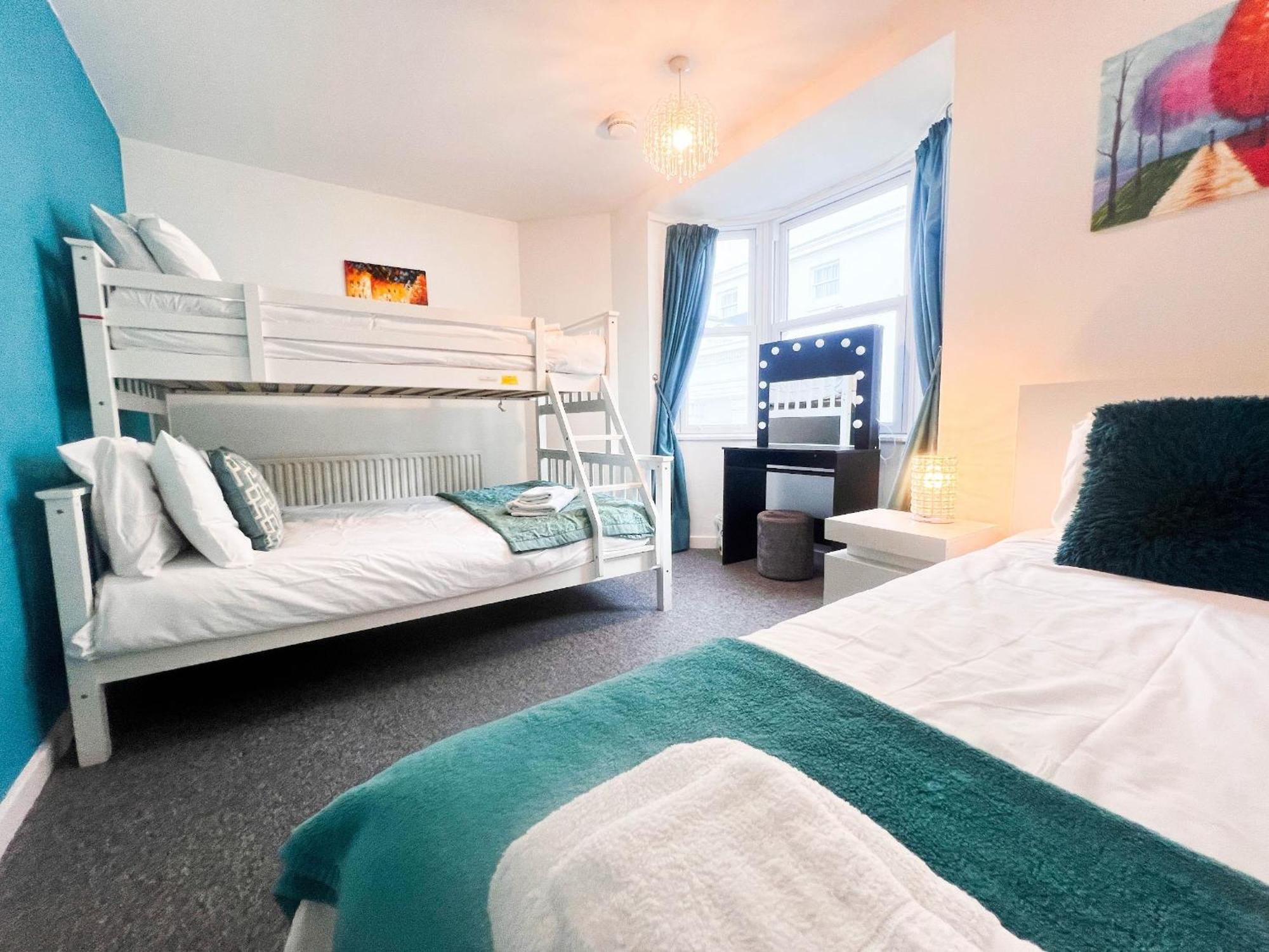 Apartamento Location,4-br House,churchill Square Car Park & Sea-2 Min, Conference Centre 3 Min, Shops, Restaurants, I-360, Pier - Walking Distance *