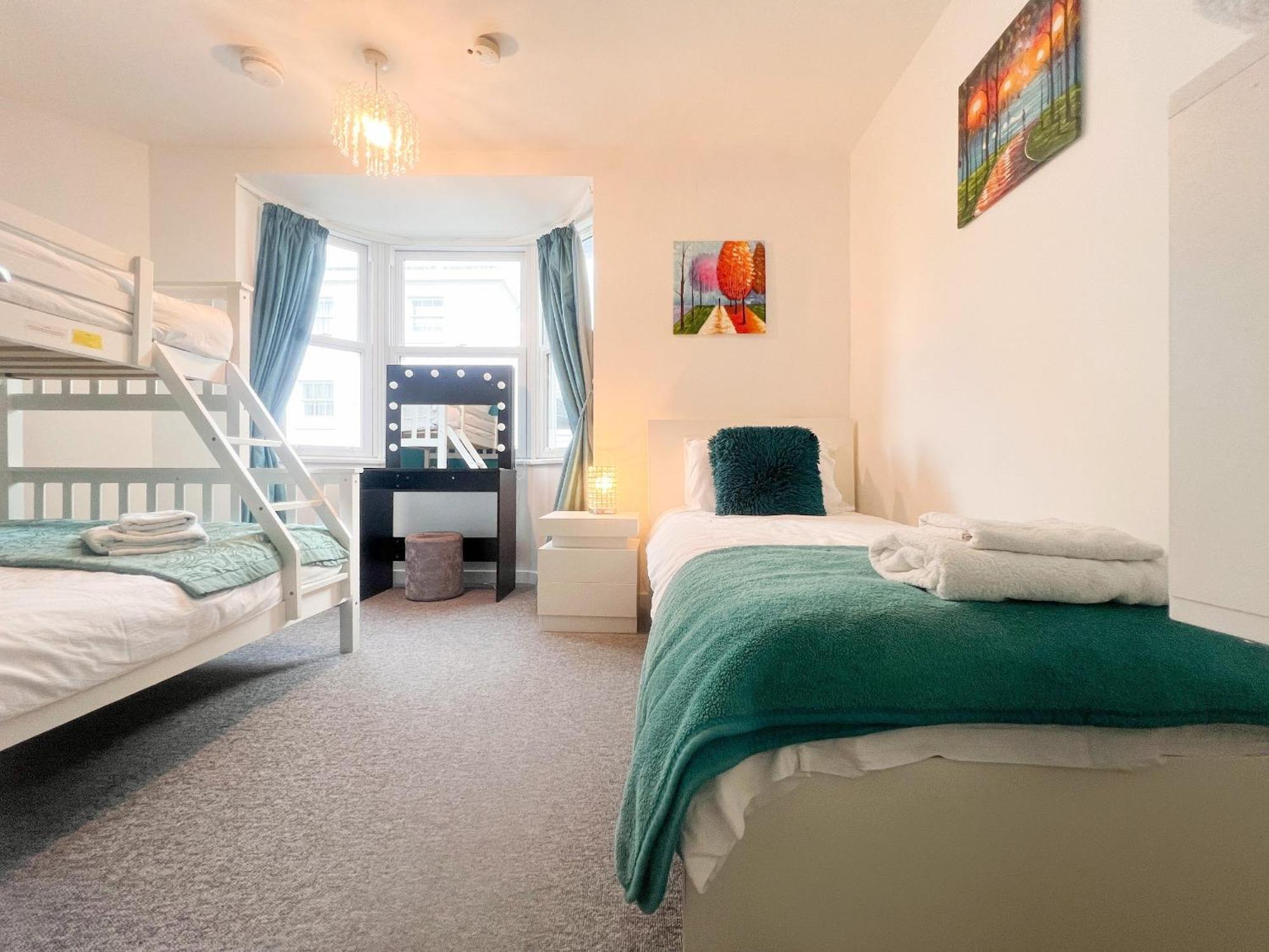 Location,4-br House,churchill Square Car Park & Sea-2 Min, Conference Centre 3 Min, Shops, Restaurants, I-360, Pier - Walking Distance Apartamento *