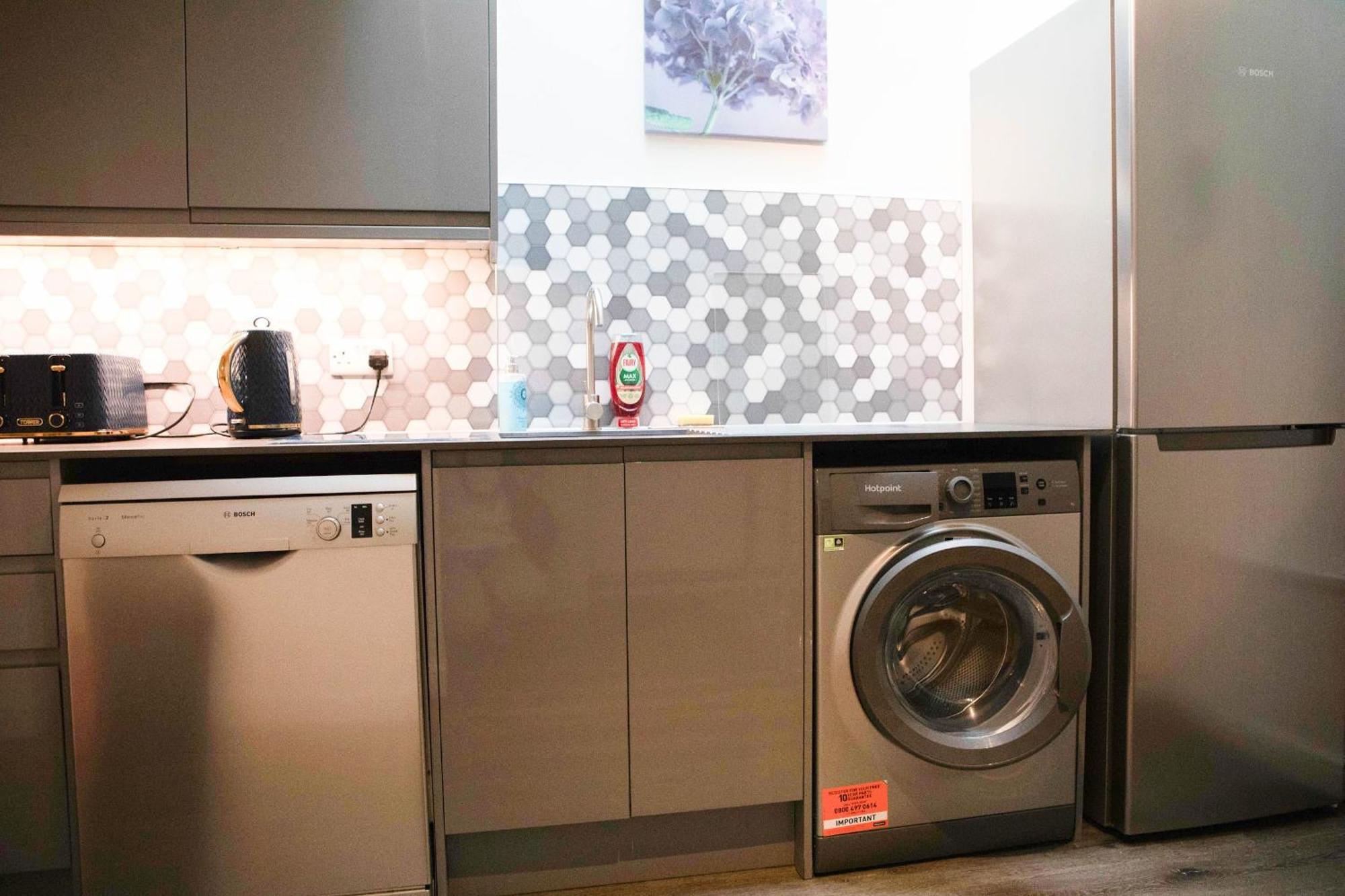 Apartamento Location,4-br House,churchill Square Car Park & Sea-2 Min, Conference Centre 3 Min, Shops, Restaurants, I-360, Pier - Walking Distance Brighton