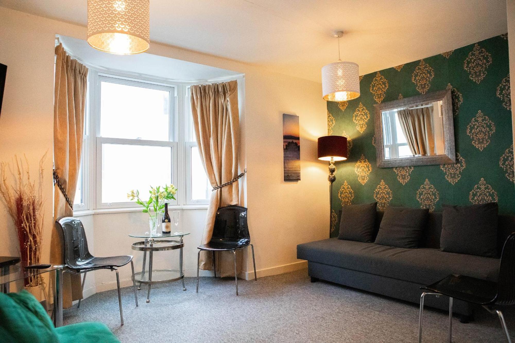 Location,4-br House,churchill Square Car Park & Sea-2 Min, Conference Centre 3 Min, Shops, Restaurants, I-360, Pier - Walking Distance Apartamento *
