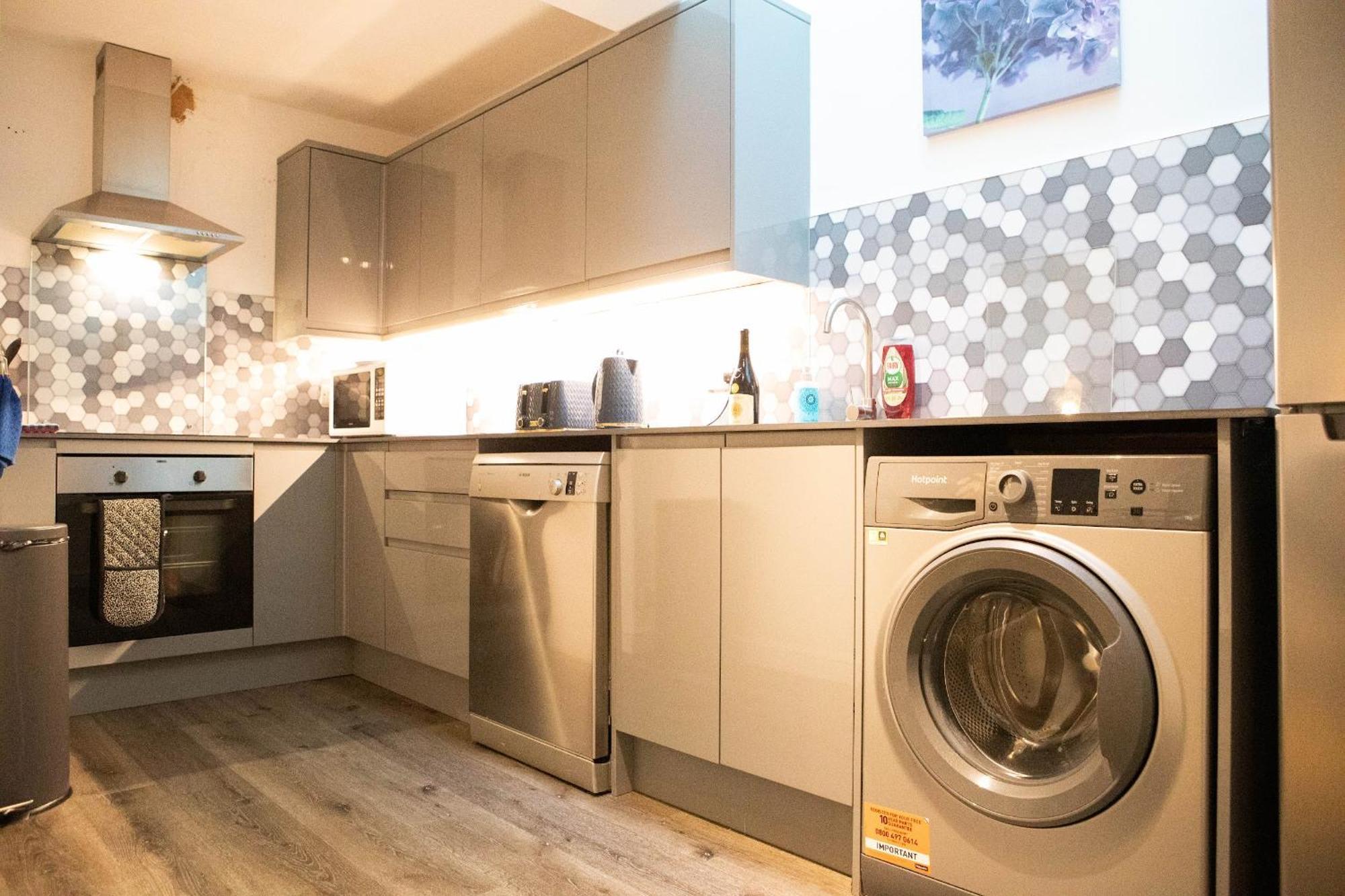Location,4-br House,churchill Square Car Park & Sea-2 Min, Conference Centre 3 Min, Shops, Restaurants, I-360, Pier - Walking Distance Brighton