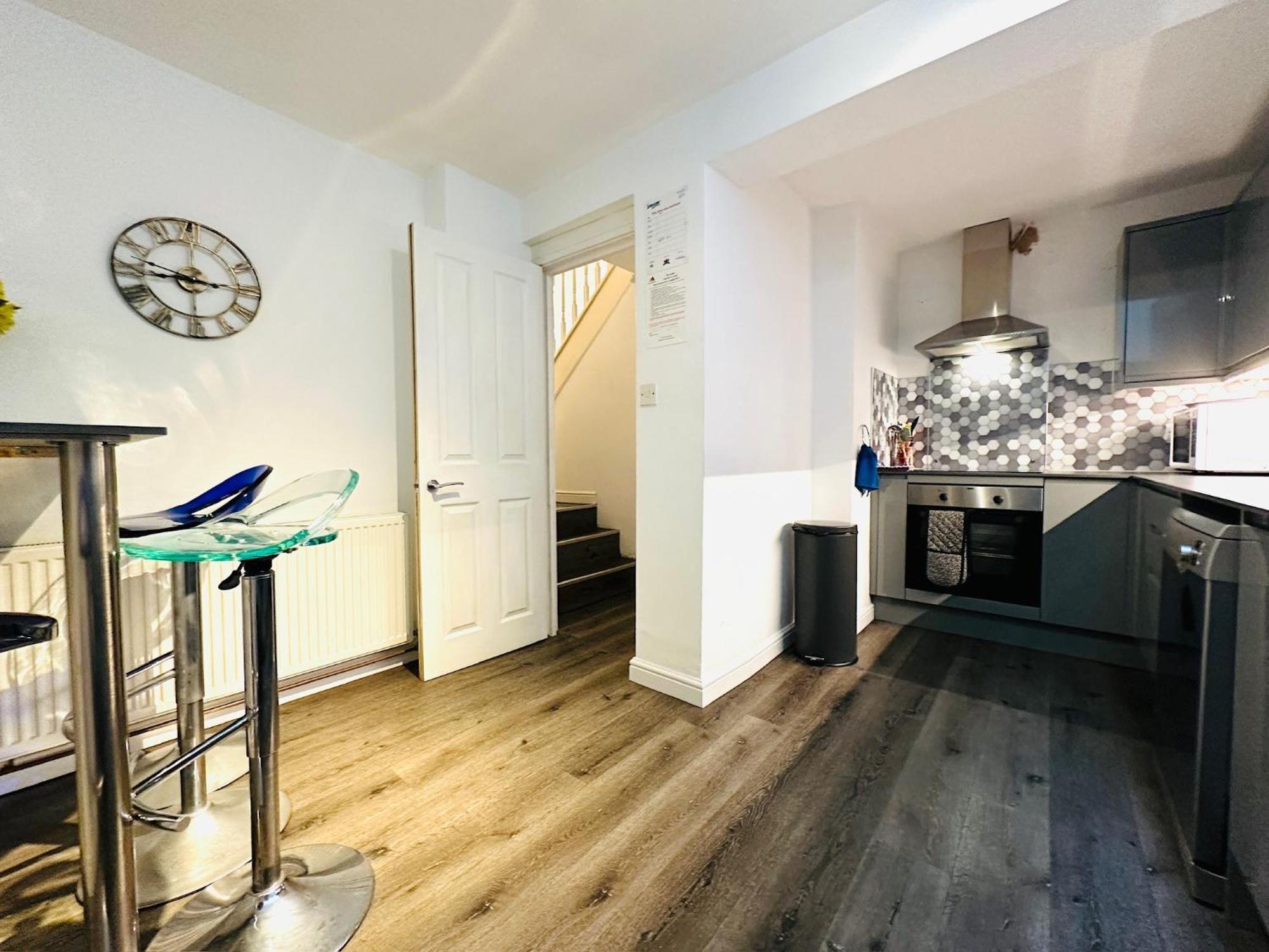 Apartamento Location,4-br House,churchill Square Car Park & Sea-2 Min, Conference Centre 3 Min, Shops, Restaurants, I-360, Pier - Walking Distance *
