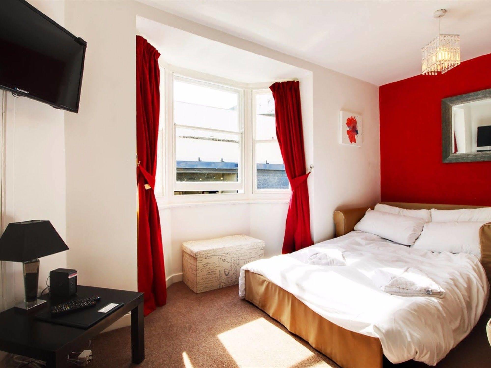 Location,4-br House,churchill Square Car Park & Sea-2 Min, Conference Centre 3 Min, Shops, Restaurants, I-360, Pier - Walking Distance Brighton